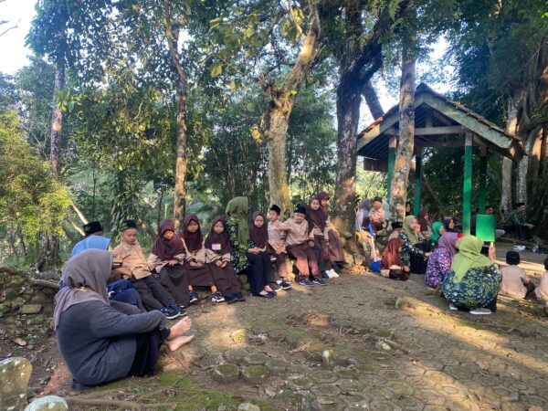 Memperingati Harlah MI Ma'arif NU Cipete serta ziarah makam Syekh Abdusshomad Jombor bersama anak mi dan kelompok KKN Kel 10