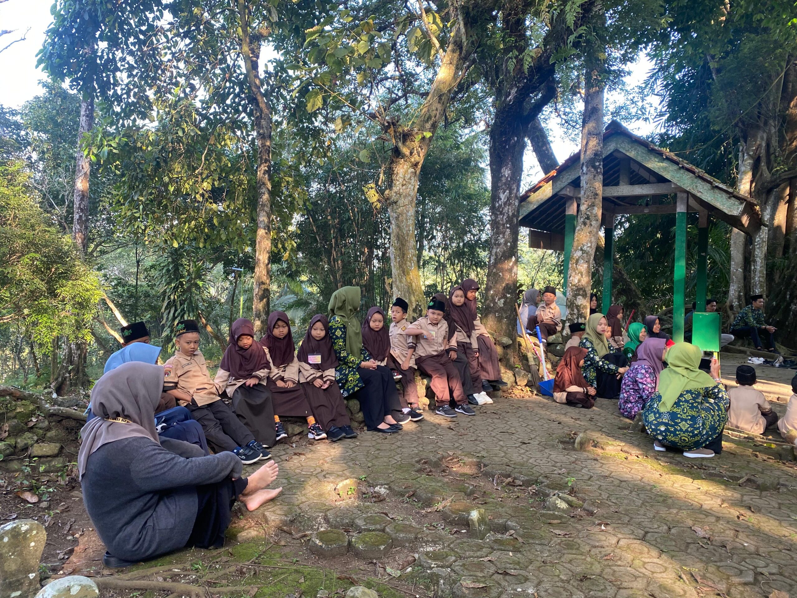 Memperingati Harlah MI Ma'arif NU Cipete serta ziarah makam Syekh Abdusshomad Jombor bersama anak mi dan kelompok KKN Kel 10