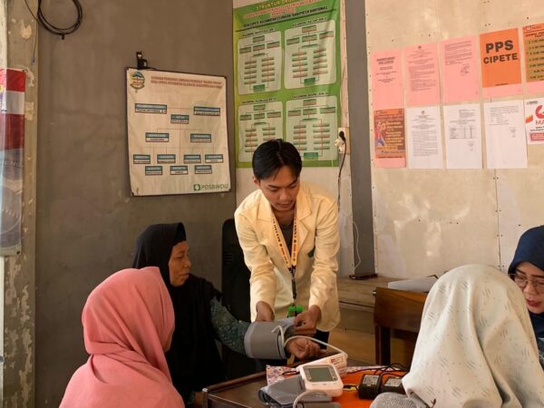 KELOMPOK 10 KKN UNIVERSITAS NAHDLATUL ULAMA AL-GHAZALI CILACAP IKUT BERPARTISIPASI BERSAMA PUSKESMAS CILONGOK DALAM KEGIATAN POSBINDU DI BALAI DESA CIPETE
