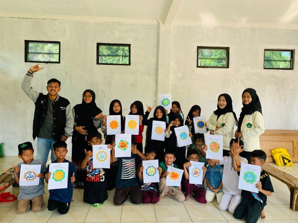 BERITA KEGIATAN PEMBERDAYAAN KELOMPOK 10 KKN DESA CIPETE: SEMARAK LOMBA HUT RI KE-79 DI TPQ DARUL MUTTAQIN
