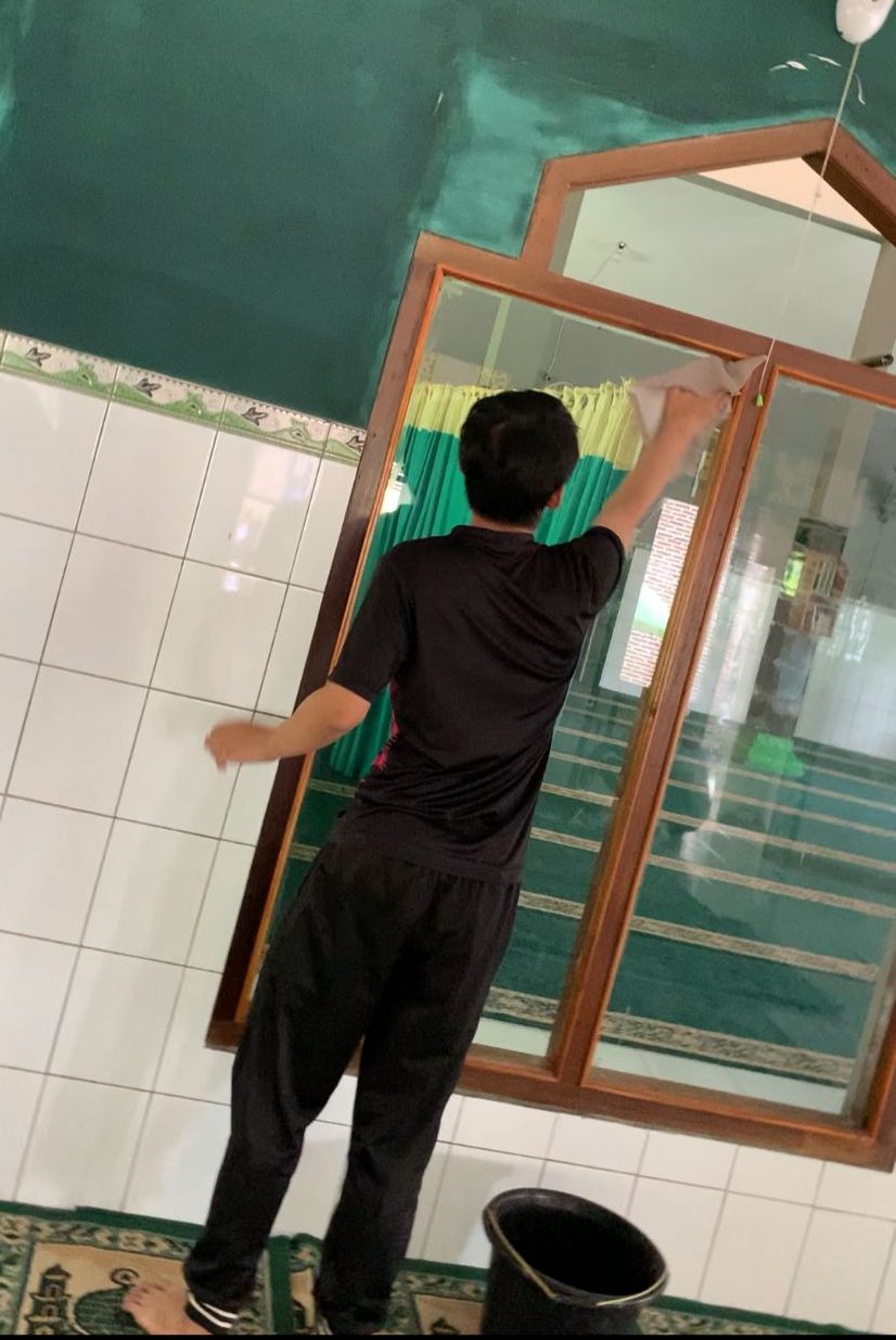 Pelaksanaan Kegiataan Bersih-bersih Masjid